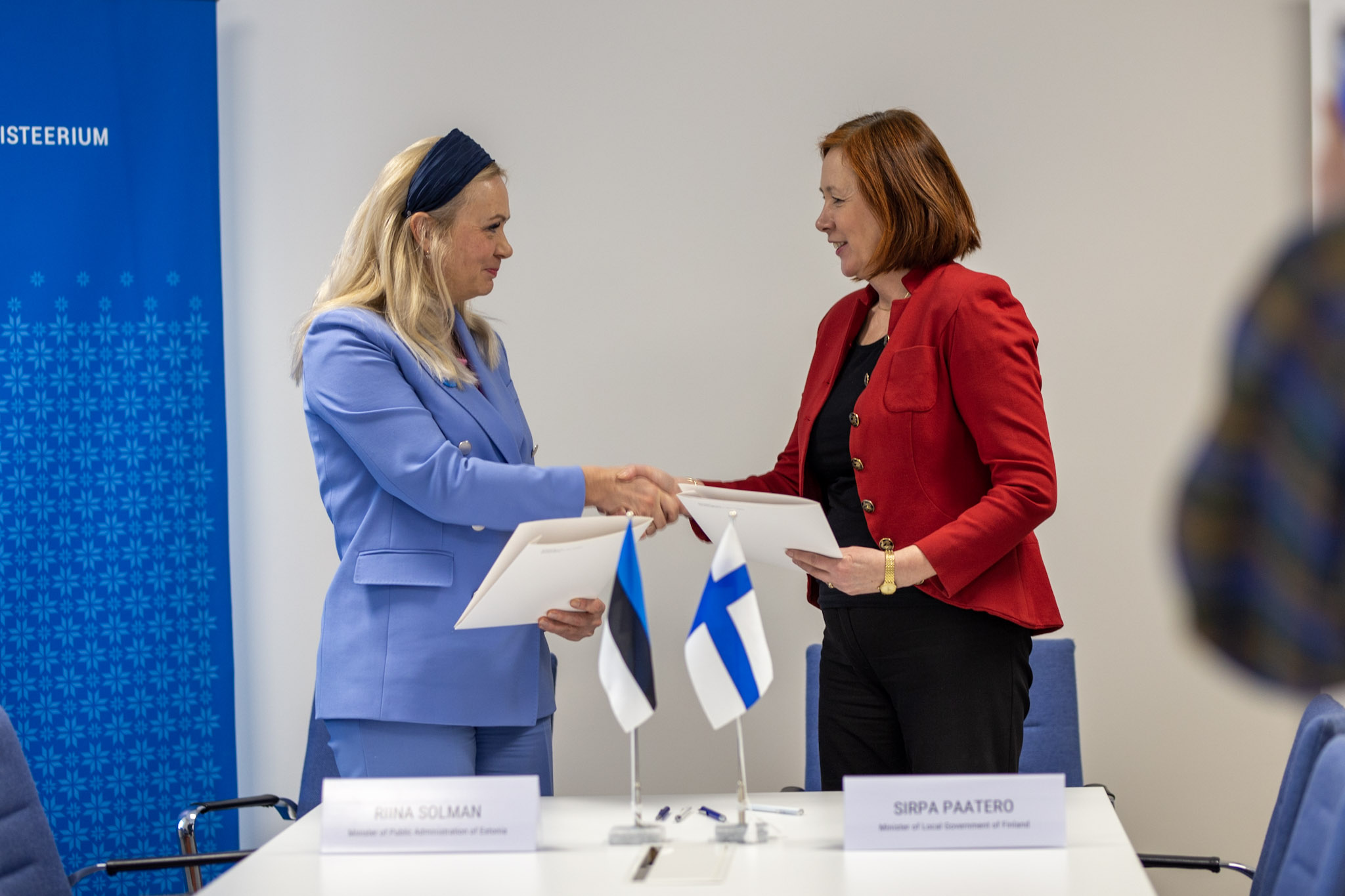 Kuntaministeri Sirpa Paatero ja Viron hallintoministeri Riina Solman allekirjoittivat yhteisen julkilausuman Tallinnassa
